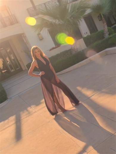 Jennifer Aniston is rewriting the rules of Hollywood glamour with this daring and undeniably controversial look that leaves very little to the imagination. The sheer fabric and that incredibly high slit challenge the traditional boundaries of red carpet sophistication, sparking an intense debate about where class ends and provocation begins. It is a departure from her usual effortless style, replaced here by a high-stakes visual statement that demands an immediate reaction from every onlooker. H