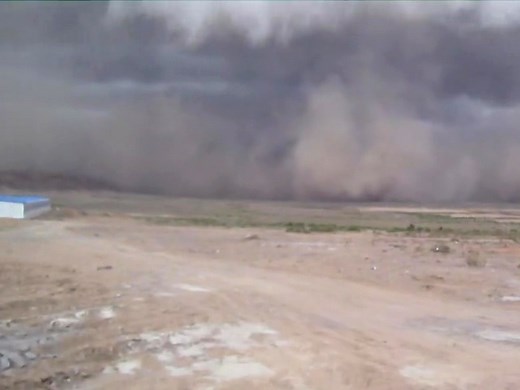 拍客:新疆沙尘暴来袭震撼视频