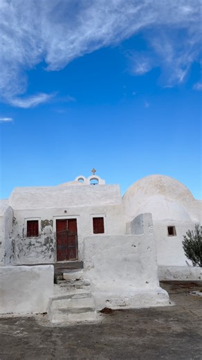 Zorbas Beach Island on Instagram: "Oia Santorini Location: It’s located on the northwestern tip of Santorini, perched high up on the edge of the Caldera cliff, offering breathtaking views of the volcano and the Aegean Sea. 💙🇬🇷 #greece #zorbasisland #griekenland #santorini #santoriniphotoshooting #santoriniwines #santorinitrip #santorinicollection #santorinistone #santorininails #santorinibest #santorinivacation #santorinicafe #santoriniluxury #santoriniviews #oia #oiasantorini"