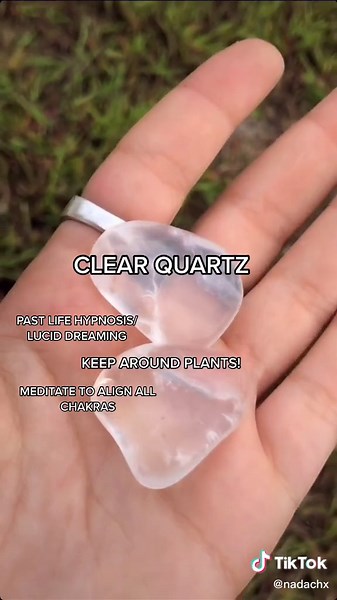 What crystals do you find yourself drawn to? And let me know if you’d like a part 2 going more in depth! 💚 #crystalfacts #healingcrystal