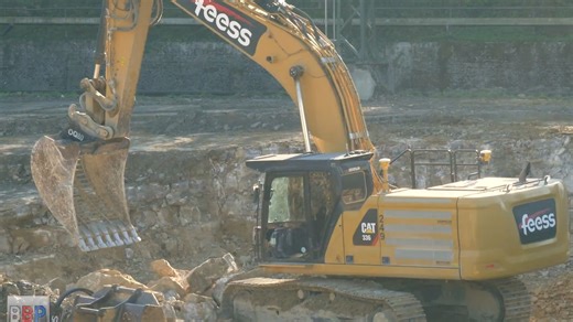 卡特彼勒336挖掘机在工地装车_哔哩哔哩_bilibili