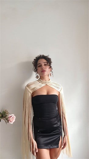 Luna Floreada 🌼 🧶🌙 on Instagram: "Hombreras en macrame. ✨️ Descubre el poder de la técnica de nudos tradicionales aplicada a la moda contemporánea, con sistema de ajuste para que puedas moverte libremente. #macrame #hechoamano #artesanato #ecofriendly #tejido"