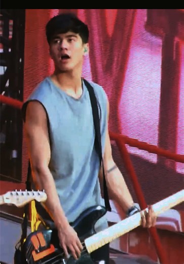 calum's biceps. that's it. #calumhood @5 Seconds of Summer #5sos