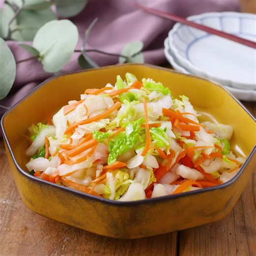 【さっぱり味でお箸がすすむ♪白菜の酢の物】 塩もみした白菜とにんじんに調味料3つを加えて漬け込むだけのお手軽副菜です。しょうがの風味とお酢のさっぱり味でやみつきになるひと品。白菜の消費にもおすすめです。 レシピの詳細はこちらから↓✨ https://macaro-ni.jp/140258 | macaroni