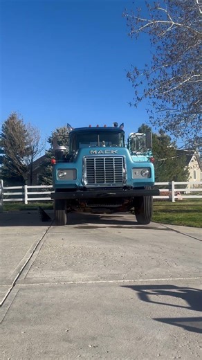April cold start (1985 Mack R Model)