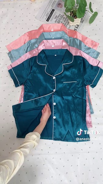 Cozy Women's Pajama Set: Stylish & Comfortable Sleepwear