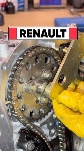 GOLDEN HANDS MECHANIC 😉 on Instagram: "Timing Chain Installation on Renault 2.3 dCi M9T Engine. • In this video, we take a detailed look at the process of installing the timing chain on a Renault M9T (2.3 dCi) diesel engine, which is commonly found in third-generation Renault Master vehicles. • We will cover: • installation of the timing chain, guides, and tensioner, • correct alignment and timing mark setup, • the use of special tools: a crankshaft locking pin to set the first cylinder piston