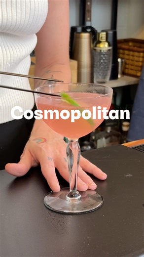 Cosmopolitan #hellqueencocktails #mixology #bartending #bartendingschool #drinkrecipes
