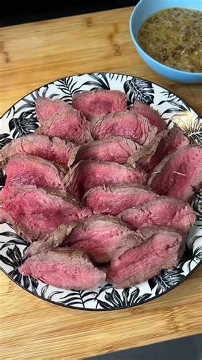 ✨ Rôti de bœuf au Cake Factory version flemme mais gourmande ✨ Une recette ultra simple, peu d’ingrédients, mais plein de goût 😋 Tu balances tout, tu laisses faire le Cake Factory et tu te régales. 🧾 Ingrédients : \t•\t1 rôti de bœuf \t•\t2 oignons \t•\t2 càs de sucre en poudre \t•\t1 cac de romarin \t•\t1 cac de thym \t•\t1 cac d’ail semoule \t•\t1 càs de crème épaisse Simple, efficace, validé ✔️ À tester quand t’as pas envie de te prendre la tête 🔥🥩 #cakefactory #tefal #cuisinefacile