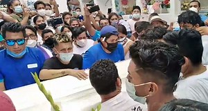 ‘Liendrita’: Cientos despidieron el féretro de joven cómico asesinado (VIDEO)