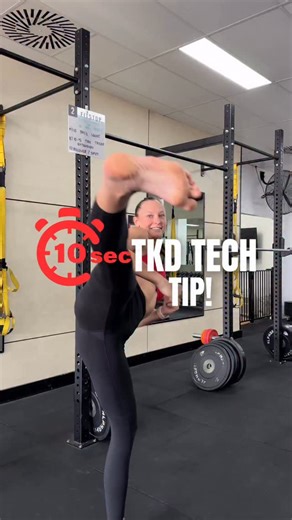 Courtney | SOCIAL MEDIA COACH | Taekwondo Athlete on Instagram: "If you can’t control your knee, don’t bother throwing a back kick! This is where, in sparring, you could mistakenly create vulnerability and opportunity for your opponent 🥋 If your knee is tight and in line with your body, if opponent is kicking at the same time as your back kick you will clash, a clash is fine ✅ a clash means 0 points against you! If your knee to out, opening up space, this could be game over ❌ allowing your oppo