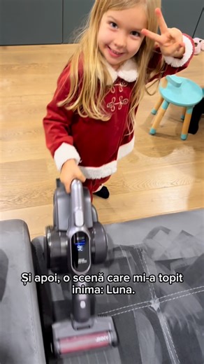 Roxana Istrate | Holistic Coach on Instagram: "Anul acesta am luat un brad natural și, sincer, asta vine și cu o parte… mai puțin magică. Acele. Multe ace! Și cum în perioada asta casa devine un mic univers al lui Moș Crăciun, cu jucării, luminițe și decorațiuni peste tot, m-am bucurat enorm că am un nou ajutor de nădejde: Jimmy H11 Pro Hercules. Îl țin mereu pe suportul lui de încărcare și e gata instant. Când îl pornesc, se aprinde ecranul LED și începe treaba serios. Are o putere de aspirare