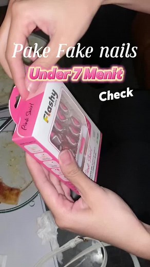 Tutorial Cepat Memasang Kuku Palsu dalam 7 Menit