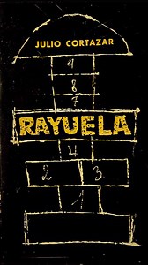 Hoy se cumplen 55 años de Rayuela, la obra fundamental de Julio Cortázar, que marcó un punto de inflexión en la literatura argentina y con su estructura de secuencias sueltas propuso la participación activa del lector. | Ministerio de Cultura de la Nación 2019-2023
