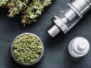 Concentrate vs. Dry Herb Vaping: Which is Better?