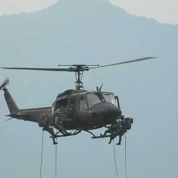 UH-1展示飛行・ラペリング降下 @防府北基地航空祭2025 UH-1 demonstration flight @ Hofu North Air Base Air Festival 2025