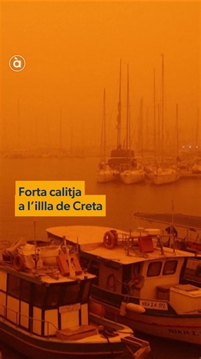 L'illa de Creta oferix una estampa insòlita: un cel taronja i una calitja densa la transforma en un paisatge de desert 🌵🟠 Una massa de pols en suspensió procedent del nord d'Àfrica —concretament de la zona de Líbia— ha passat el Mediterrani i ha arribat fins al sud de Grècia: ha tenyit l'aire i ha reduït considerablement la visibilitat. La calitja és un fenomen meteorològic que consistix en una reducció de la visibilitat atmosfèrica causada per la presència de partícules molt fines en suspensi