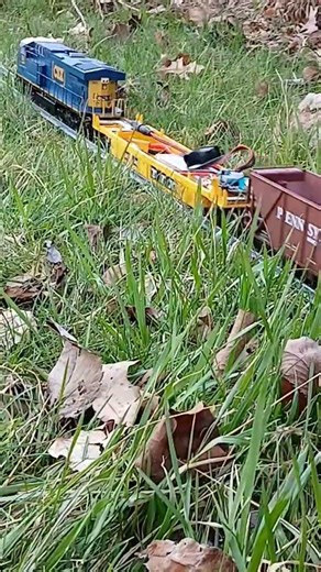 MTH 986 CSX hauls empty freight hoppers to pick up tree debris from the storm damage