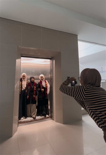 Foto pre/after Wisuda pake digicam? Why Not! Hasilnya oke kok apalagi buat yang suka warm tone & ala-ala vintage ini bisa banget jadi pilihan kamu buat mengabadikan momen berharga 😆✨ #jasafoto #digicam #femalephotographer #wisuda #yudisium