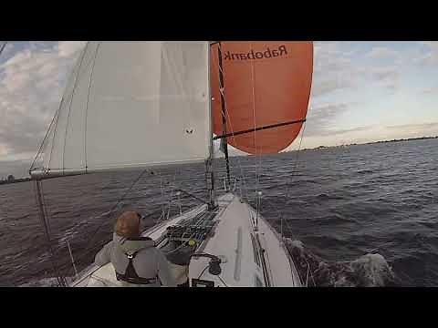Sun Fast 32 Accelerate Solo spinnaker hoist (how - to)