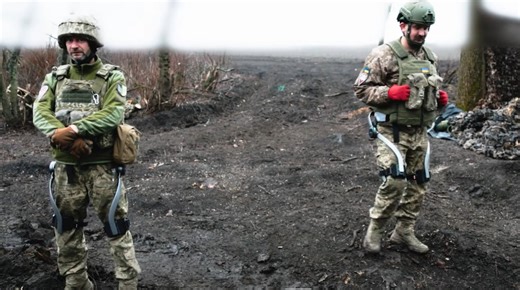 Paratroopers test exoskeletons for carrying heavy shells – video