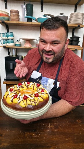 Edgardo Rios on Instagram: "ROSCA DE REYES ▪︎ 200 gr. Harina 0000 ▪︎ 60 gr. Azúcar ▪︎ 1 cdita. Miel ▪︎ 1 huevo ▪︎ 50 ml. Leche ▪︎ 5 gr. Levadura seca o 15 gr. Levadura fresca ▪︎ Ralladura de ½ limóm ▪︎ 1 cdita. Esencia de vainilla ▪︎ 20 gr. Manteca CREMA PASTELERA (para 1 rosca) ▪︎ 250 ml. Leche ▪︎ 1 huevo + 1 yema ▪︎ 50 gr. Azúcar ▪︎ 25 gr. Maicena ▪︎ 1 cdita. Esencia de vainilla ▪︎ Azúcar granulada, cerezas al marrasquino, chocolate semi amargo ▪︎ Almibar o mermelada"