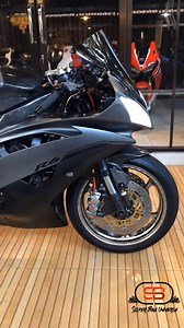 30 reactions | **Kawasaki Z1000 vs Yamaha R6 — Street Beast vs Track King!** Two legends, one showdown. Who wins: raw muscle or razor-sharp precision? Kawasaki Yamaha Racing #Z1000 #YamahaR6 #StreetVsTrack #SuperbikeBattle #RideOrDie #kawasaki #yamaha #z1000 #r6 #trend #viralpage #superbike #viralreels #trendingreels #viral #reels #StarsEverywhere #superbikeuniverse | Super Bike Universe | Facebook