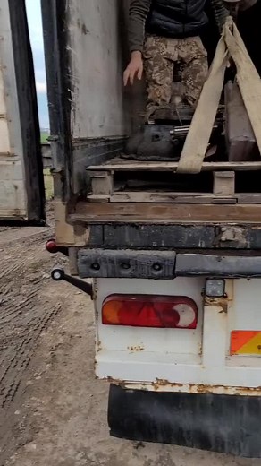 Manual Lifting Mechanism in Action: Heavy Load Operations