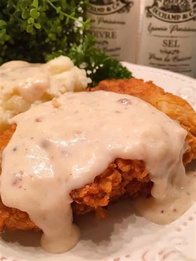 🥩 Country Fried Cube Steak 🍳 🔥 Crispy golden cube steak smothered in rich, peppery country gravy — the ultimate Southern comfort classic that melts in your mouth! 🤤 Ingredients: 4 1/2 pound beef cube steaks 2 cups all-purpose flour 2 teaspoons baking powder 1 teaspoon baking soda 1 teaspoon black pepper 1 garlic clove, choppedRecipe in the Coʍʍеոτ 👇 Enjoy ❤️ | Recipes by banana