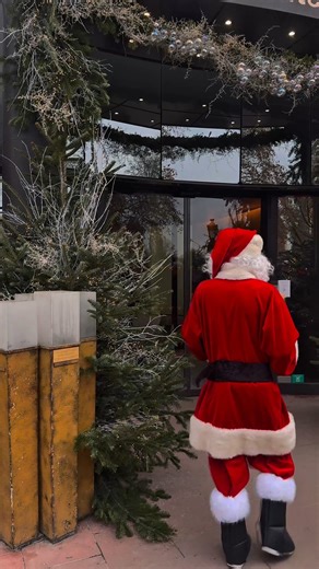 Tout au long de l’année, Le RÉGENT PETITE FRANCE a eu à cœur d’accompagner et de soutenir des enfants pour qui chaque attention compte.�À Noël plus encore, ces engagements prennent tout leur sens. Aux côtés des enfants du Foyer Charles Frey, et à travers la réalisation du rêve de Gabriel avec l’Association Petits Princes, nous continuons de croire en la force des sourires, de l’espoir et des moments partagés. Parce que la magie de Noël se mesure aussi à la joie que l’on transmet. ✨ | Hôtel & Pav