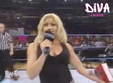 Lita defends the WWF Women's Championship against Trish Stratus on #Smackdown - October 2000@amydumas @trishstratuscom