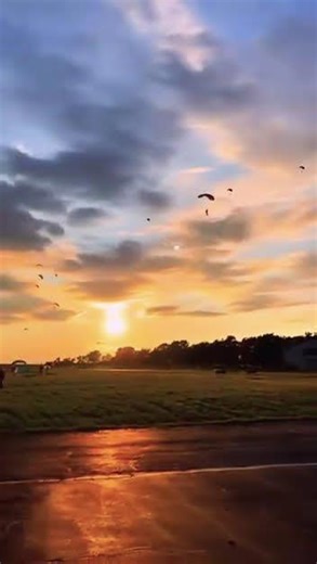 120 skydivers jump out form the plane