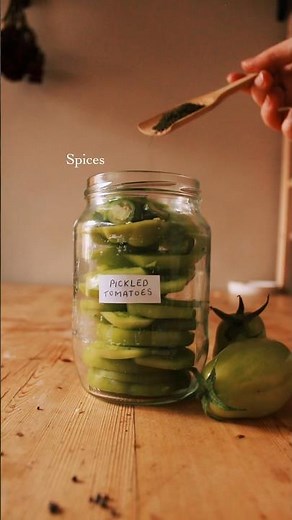 How to make pickled green tomatoes, a super easy way of using up tomatoes! 🍅 #recipe #cottagecore