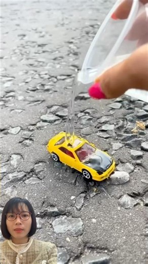 This guy experiments with enlarging a toy car using water. #trendingshorts #trendingvideo #shorts