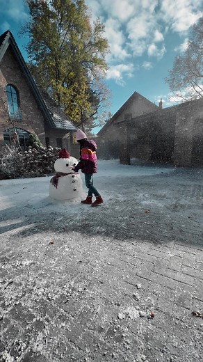 Schneemann in Sicht! Keine Sorge, mit dem optionalen „Area View“ des Tiguan haben wir den Überblick. Der Winter kann uns nichts anhaben! ☃️🎥🚗 Was du auch nicht verpassen willst: Die Eintauschprämie auf deinen Tiguan, Golf oder T-Roc! Folge dem Link 👉 vw.at/eintauschpraemie | Volkswagen