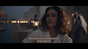 Such nach der Antwort auf die ultimative Frage - während Du eine einmalige Wanderung durch Dubai machst. #DubaiPresents #VisitDubai Zac Efron Jessica Alba | Visit Dubai