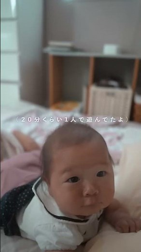 誰もいない寝室で寝ている赤ちゃん。