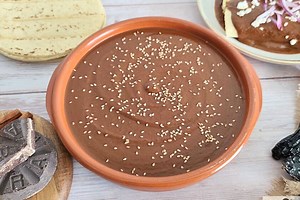 Mole poblano, receta de una de las más famosas salsas mexicanas, que merece su tiempo