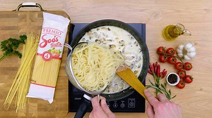Bár január 4-én van a spagetti világnapja, de egy finom tenger gyümölcsei tészta recept mindig jól jön: Tejszínes fokhagymás tenger gyümölcsei spagetti Hozzávalók: 1 csomag SOÓS spagetti só 80 dkg tenger gyümölcsei keverék 1 dl olíva olaj 5 dkg vaj 4-5 gerezd fokhagyma 1 chili paprika só, frissen őrölt fekete bors 1 citrom kifacsart leve 1 dl száraz fehér bor 3 dl főző tejszín A tetejére: Parmezán sajt, koktélparadicsom, rukkola | Soós tészta