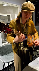 Gisteren bracht Stef Kamil Carlens ‘Blind Willie McTell’ live in onze studio. Dat nummer schreef Bob Dylan in 1983, maar zou pas jaren later te horen zijn op 'The Bootleg Series Volumes 1-3'. Hoe zijn interpretatie van het nummer klinkt, hoor je hieronder! | Willy