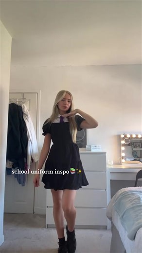 Estilo escolar: uniforme con falda corta y calcetas