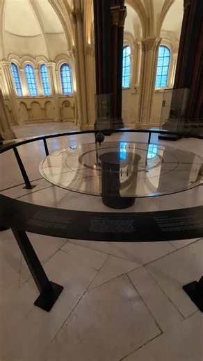 Matthieu Frey on Instagram: "Le pendule de Foucault, c'est une expérience permettant de montrer que la terre 🌍 tourne sur elle-même 🌐 On peut le voir, ici, au Musée des arts et métiers. #paris #physique #penduledefoucault #artsetmetiers"