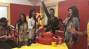 91K views · 3.7K reactions | How to do the #Bala step - Tutorial by the #Housefull4 star cast. Akshay Kumar Kriti Kharbanda Kriti Sanon Riteish Deshmukh Pooja Hegde #BobbyDeol #MirchiCelebs #celebrities #bollywoodmovie #balachallenge #RadioMirchi #movies | Mirchi Plus | Facebook