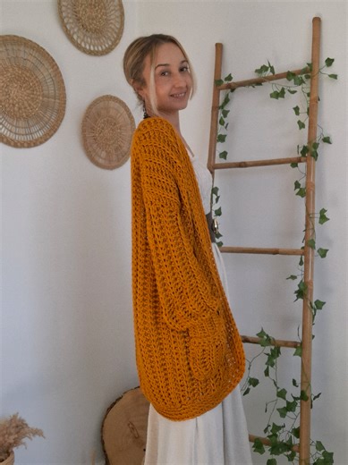 🍂 It features an open front design, large pockets, and a relaxed, slightly oversized fit, perfect for layering over jeans, dresses, or boho outfits. 🍁 Available in my Etsy Shop ‼️ #crochetcardigan #bohofashion #slowfashion #cardiganoutfit #knittedspirit