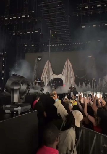 Rema makes jaw-dropping entrance as he shuts down the O2 Arena tonight #rema #o2arena