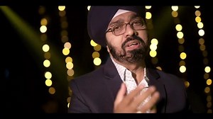 #HemantKumar #BollywoodClassic #DevAnand NA TUM HUMEIN JANO | COVER | DR GURJEET SINGH | Photography: Prabhakar Sah Sound engineering and mixing: Deepanjan Roy Re Recording: Dipti Studio Jsr Keyboard : Swapan Kumar Octapad: Ravikant Guitar: Shekhar Rao Lighting: Shyam Sharma This immortal melody is from the movie Baat Ek Raat ki, sung by the legendary Hemant Kumar ji and Suman Kalyanpur ji, composed by S D Burman ji and written by Majrooh Sultanpuri ji. This song was picturized on Dev Anand ji a