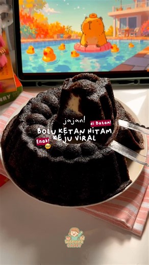 casey | batam cafe hopper on Instagram: "yang mupeng sama Bolu Ketan Hitam Keju di app sebelah, mari merapat! @sherlindofoodtop100gbm adaaa si bolu juga! Dan enakkkkkk! ini kali pertama aku nyoba dan suka bgt! ngga kemanisan, lembut dan fluffy!✨ jangan lupa dikukus dulu ya biar lebih nikmat ✨ Bolu ketan hitam keju comes in 2 sizes; - besar 16 cm - 110k - kecil 10 cm - 35k only! Ubi madu panggang 39,900/kg (recommended!✨) Order di @sherlindofoodtop100gbm atau via wa +62 811-7001-8800 🎀 Usaha umk
