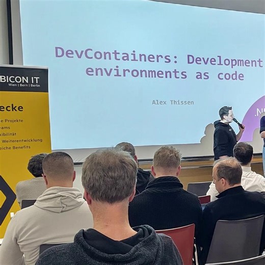 💻 Dev Containers in der Praxis: Konsistenz statt Setup-Chaos Schneller starten, besser zusammenarbeiten: Beim .NET Meetup im RUBICON Forum zeigte der niederländische Softwarearchitekt und Microsoft-Ökosystem-Experte Alex Thissen, wie Dev Containers Entwicklungsumgebungen vereinheitlichen und Projekte oder neue Maschinen in Minuten statt Tagen einsatzbereit machen. 🚀 Die wichtigsten Erkenntnisse: ✅ Dev Containers ermöglichen einheitliche Entwicklungsumgebungen, die lokal oder in der Cloud sofor