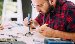 7 Best Solder Suckers for Desoldering Applications in 2026