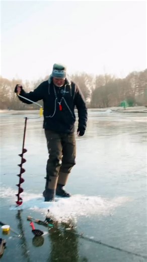 Fishing-King on Instagram: "Nix passiert 😂👀 #angeln #sturz #eis"